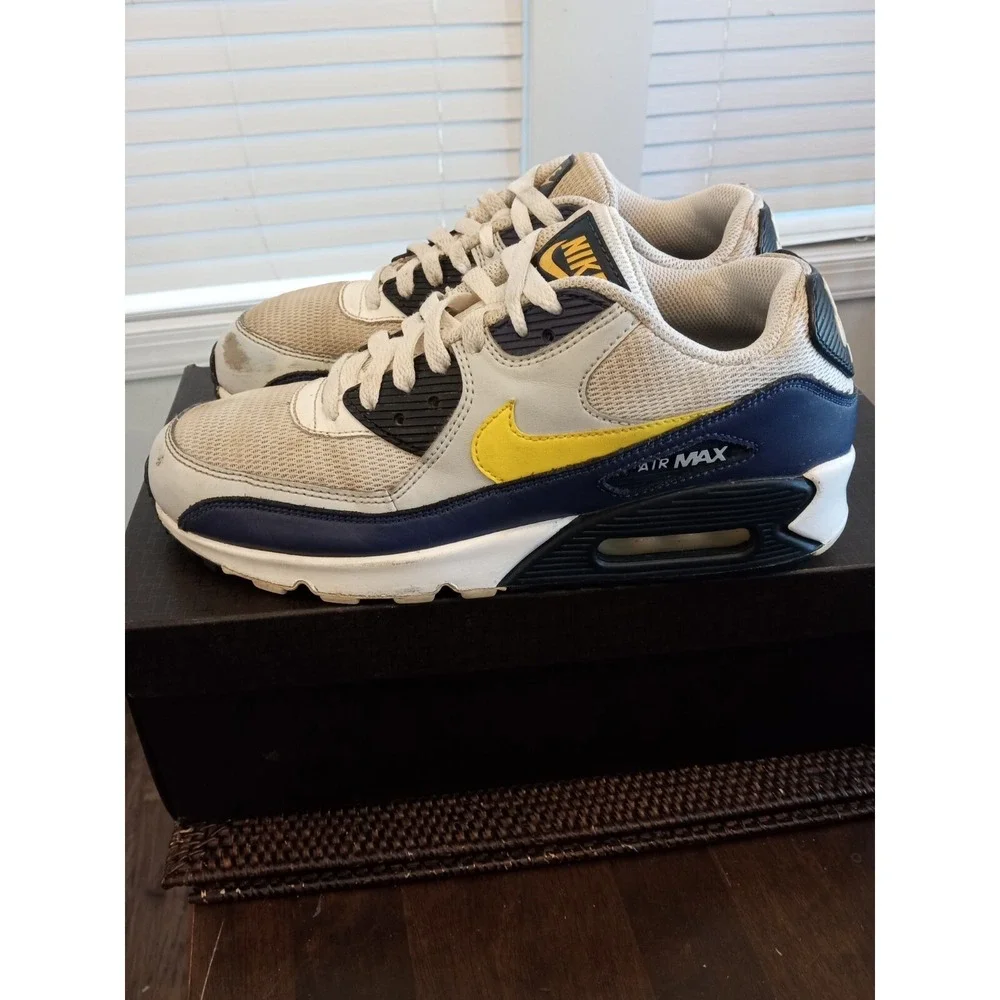 Size 8 - Nike Air Max 90 Essential Michigan 2018‎